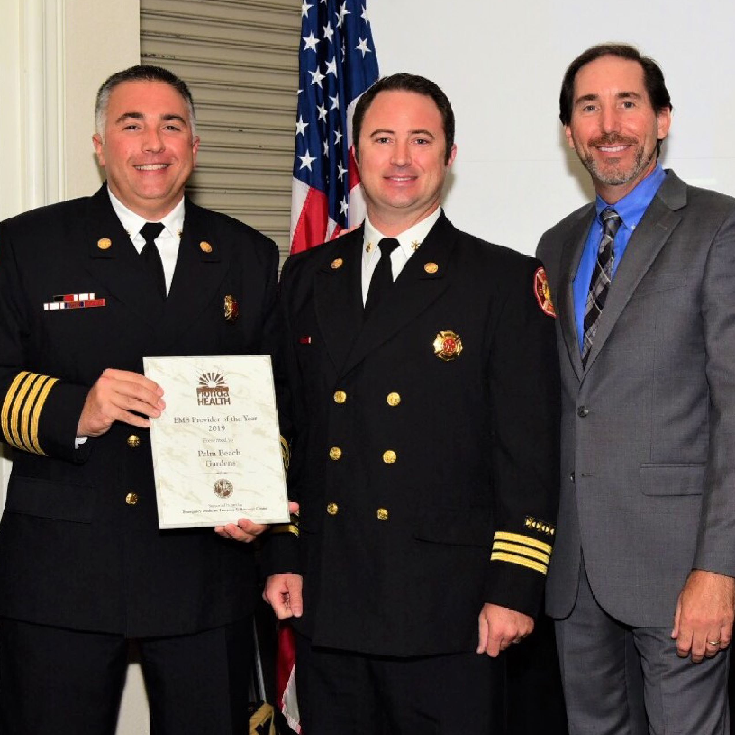 Assistant Chiefs and Medical Director accept award.